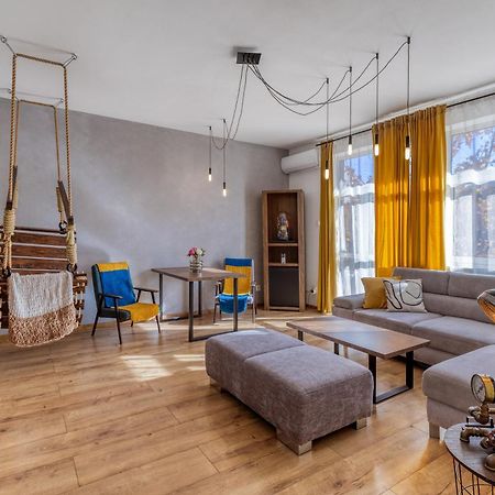 באנסקה ביסטריצה Big 75M2 Next To Opera Building In Direct Centrum, Air-Conditioned, Balcony, 24H Self Checking מראה חיצוני תמונה