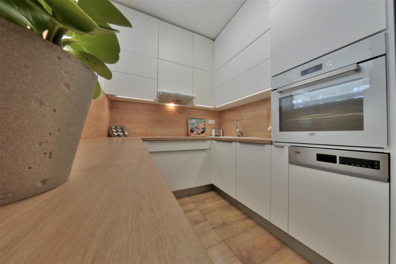 באנסקה ביסטריצה Big 75M2 Next To Opera Building In Direct Centrum, Air-Conditioned, Balcony, 24H Self Checking מראה חיצוני תמונה