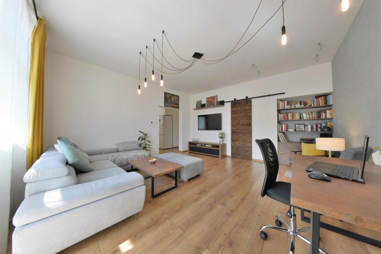 באנסקה ביסטריצה Big 75M2 Next To Opera Building In Direct Centrum, Air-Conditioned, Balcony, 24H Self Checking מראה חיצוני תמונה