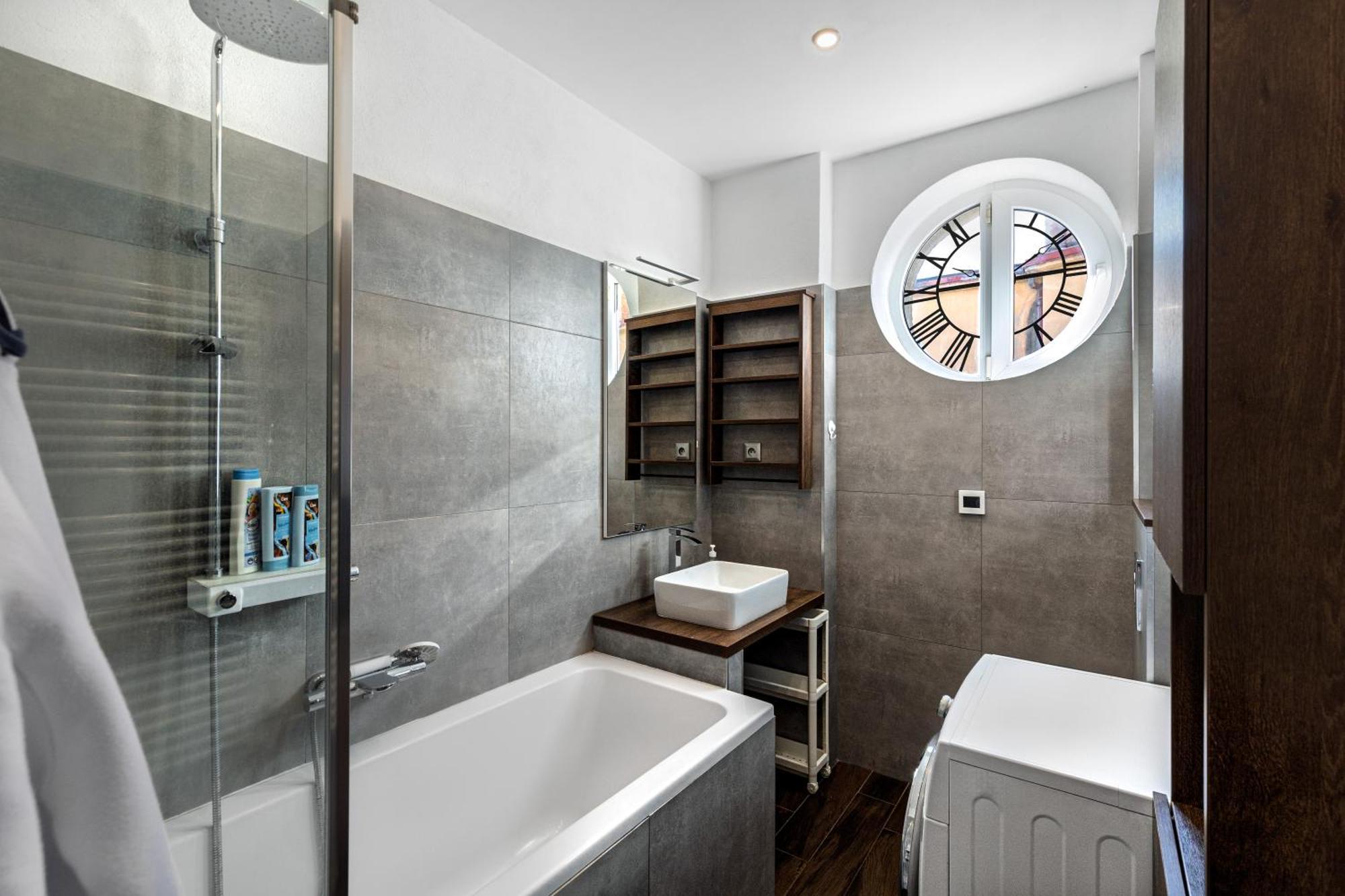 באנסקה ביסטריצה Big 75M2 Next To Opera Building In Direct Centrum, Air-Conditioned, Balcony, 24H Self Checking מראה חיצוני תמונה