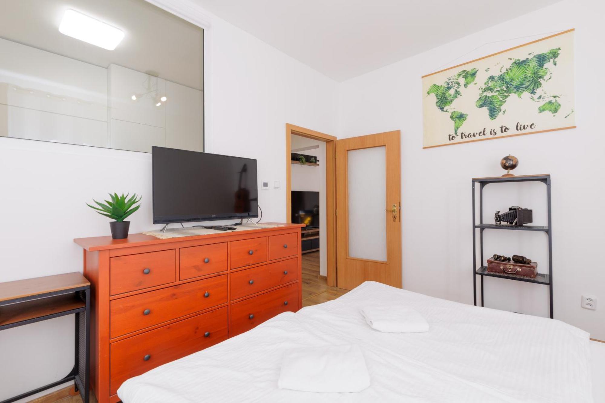 באנסקה ביסטריצה Big 75M2 Next To Opera Building In Direct Centrum, Air-Conditioned, Balcony, 24H Self Checking מראה חיצוני תמונה
